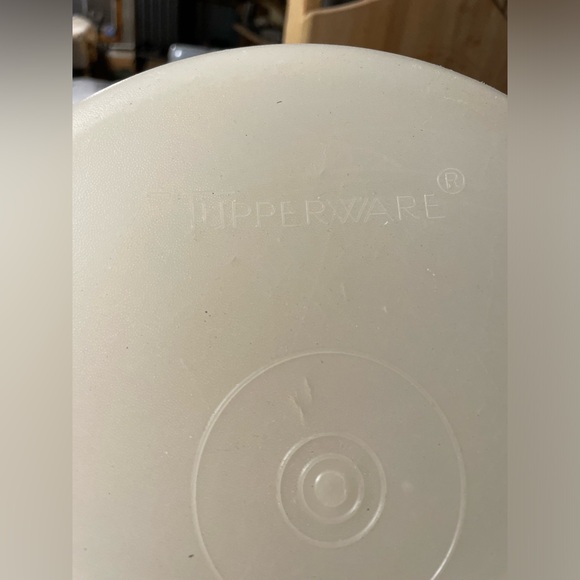 Vintage Large Round Tupperware Cake Carrier, Harvest Gold - Picture 3 of 9